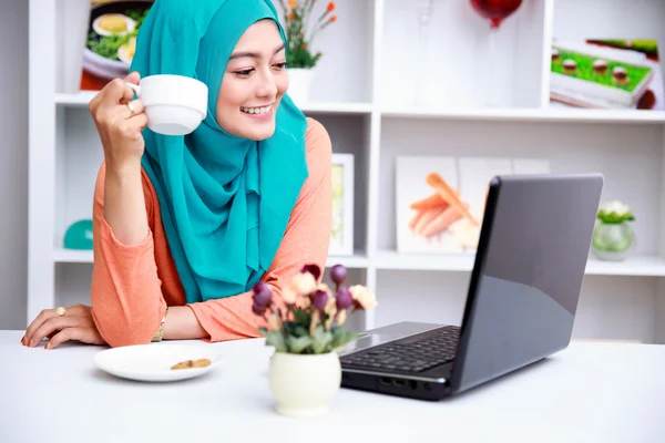 Young muslim woman enjoying morning day with a cup of tea and mo — Stock Photo, Image