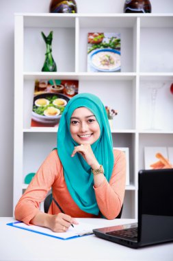 genç kadın ofiste internet bir bilgi yazma