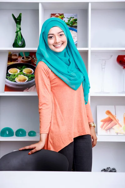 Mooie jonge vrouw dragen hijab staande met plank en sommige — Stockfoto