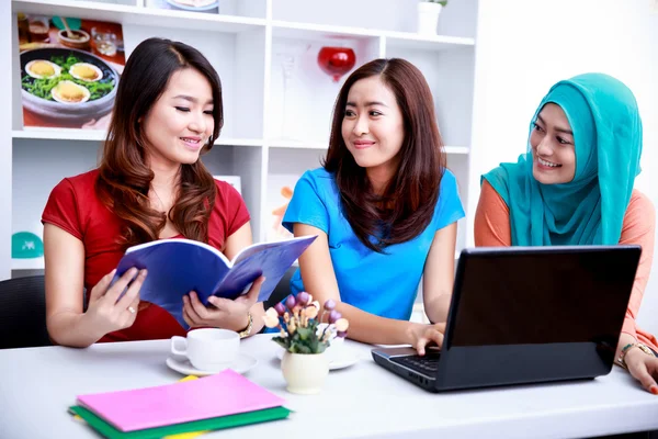 Mujeres estudiantes aprendizaje —  Fotos de Stock