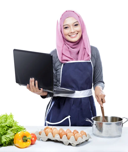 Vrouw in hijab koken — Stockfoto