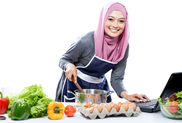 Vrouw in hijab koken — Stockfoto