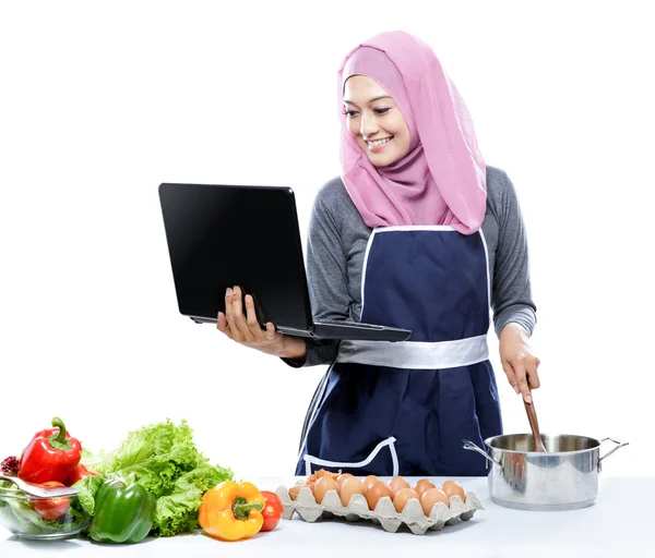 Vrouw in hijab koken — Stockfoto