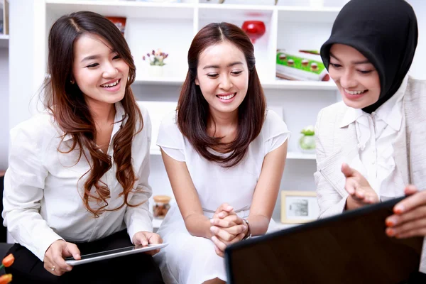 Tres jóvenes empresarias hablando de interesante proyecto — Foto de Stock