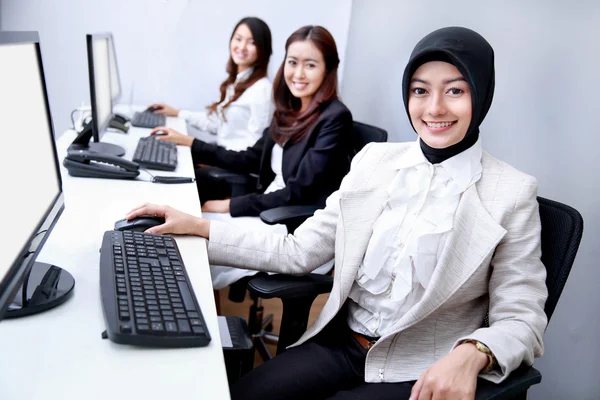 Felicidade de mulheres de negócios que trabalham no escritório — Fotografia de Stock