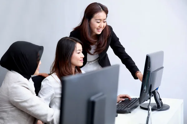 Mujeres de negocios diciendo información a su compañero de trabajo —  Fotos de Stock