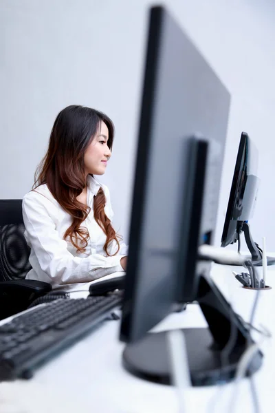 Joven hermosa empleado trabajando en la computadora —  Fotos de Stock