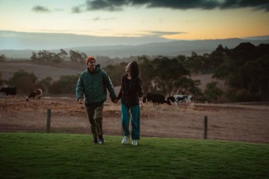 Resimli ve büyüleyici kırsal alanda romantik bir akşam gezintisi.