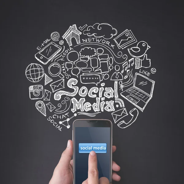 Vinger op een smartphone met sociale media concept te drukken — Stockfoto