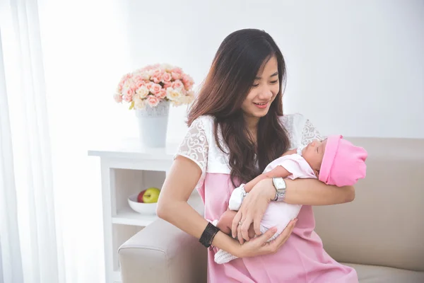 Vrouw met haar babymeisje, close-up — Stockfoto