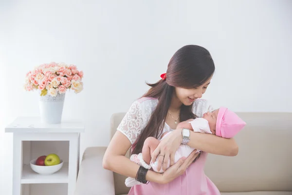 Mujer sosteniendo su bebé niña —  Fotos de Stock