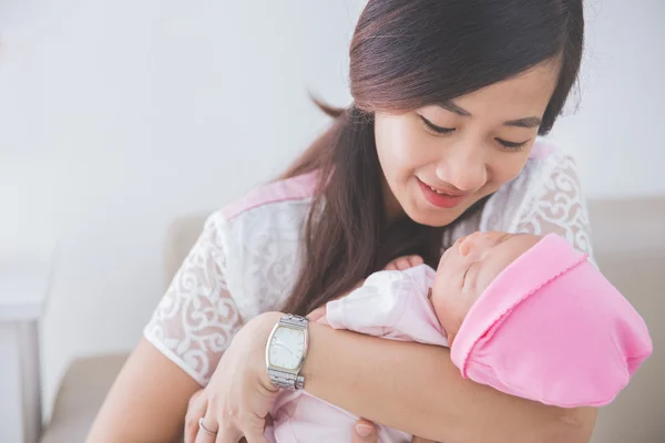 Vrouw met haar babymeisje, close-up — Stockfoto