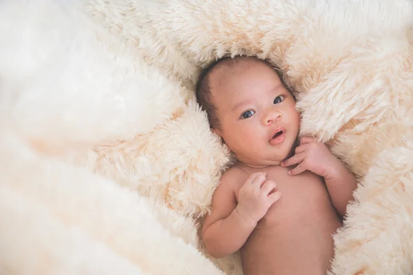 Bebê bonito em cobertor, close-up — Fotografia de Stock