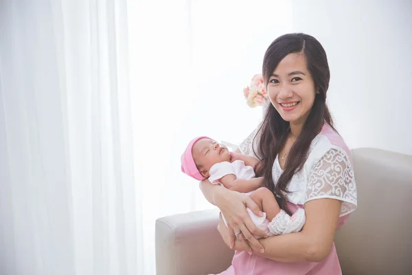 Mulher segurando seu bebê menina — Fotografia de Stock