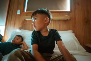 İki erkek sıcak, rahat ve davetkar bir ortamda eğleniyorlar.