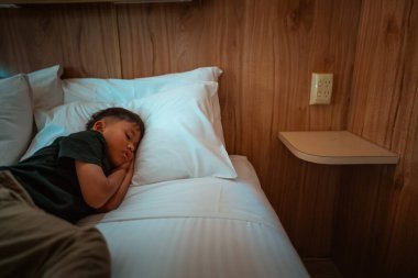 Sıcak, rahat bir odada huzur içinde uyuyan bir çocuğun huzurlu ve huzurlu bir görüntüsü.