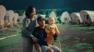 Büyüleyici bir kamp alanında neşeli bir aile yakınlaşması anı. Anılar yaratmak için mükemmel.