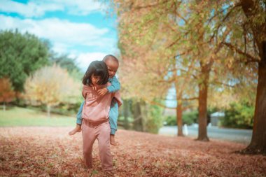 Heyecanlı iki çocuk neşe dolu bir anın tadını çıkarıyorlar.