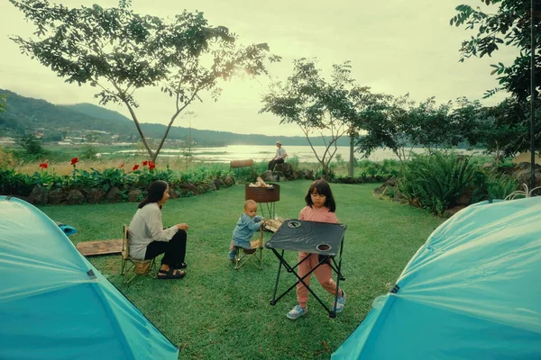 Açık havada kamp yaparken kaliteli aile zamanlarının tadını çıkarıyorum..