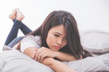 kadını yatağa atma