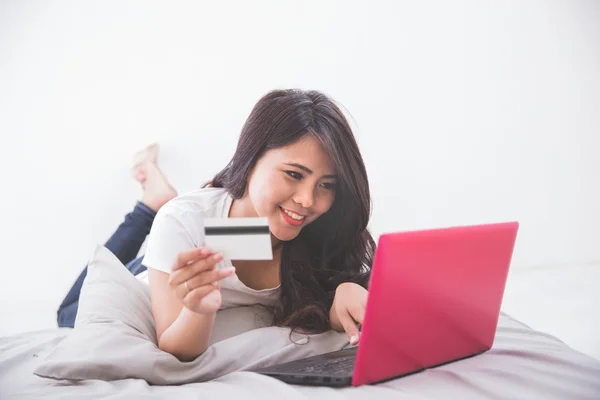 Vrouw dingen online kopen — Stockfoto