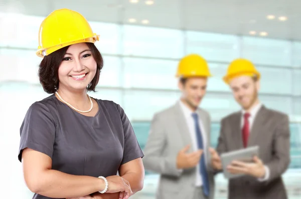 Giovane donna d'affari indossare un casco di sicurezza — Foto Stock