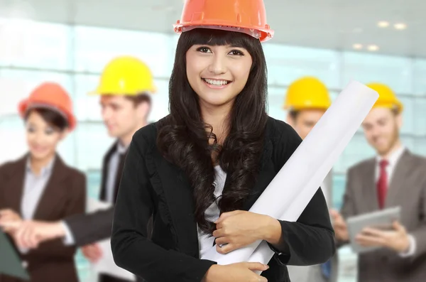 Joven mujer de negocios usar un casco de seguridad — Foto de Stock