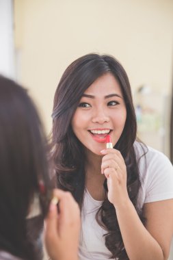 Uygulama kırmızı ruj dudakları, bak aynaya kadın