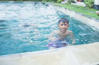 Bir çocuk havuzu üzerinde oynamaya yakın çekim