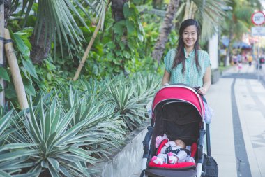kadın yürüyüşe onun Baby Bebek arabası içinde
