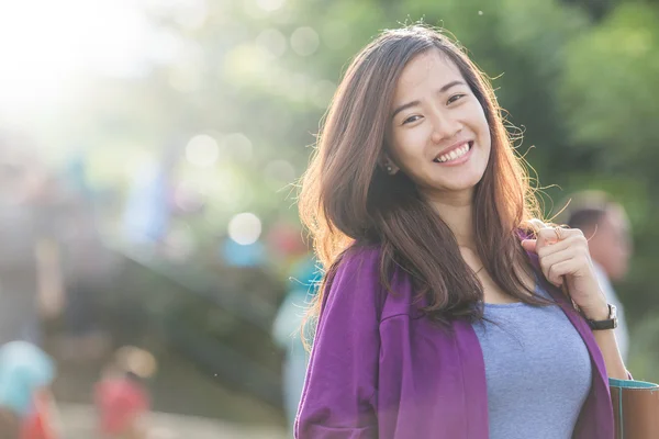 美丽的亚洲女人，在镜头露出灿烂的笑容 — 图库照片