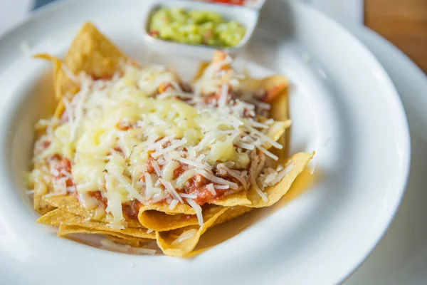 Comida mexicana nachos com molho e queijo — Fotografia de Stock