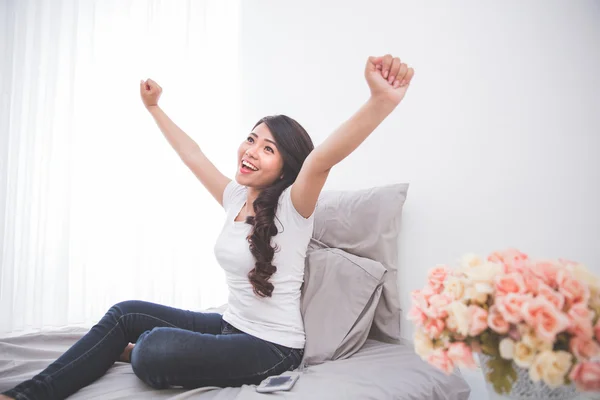 Mujer despierta estira su cuerpo —  Fotos de Stock