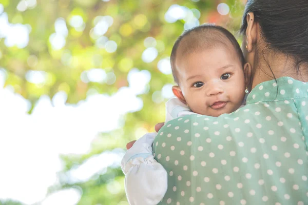 Tartó baby lánya, női baba looing a kamera — Stock Fotó