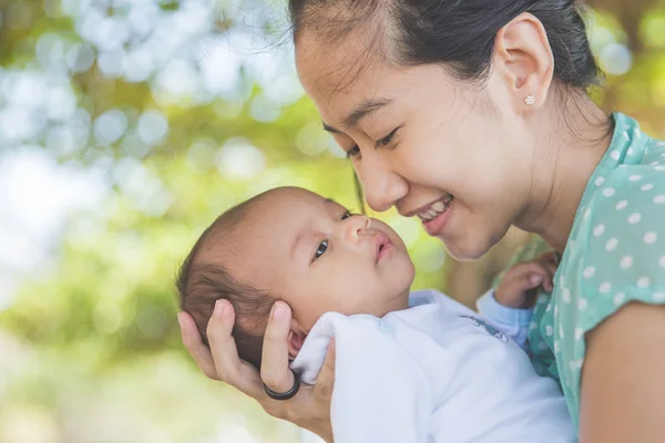 Mujer sosteniendo su bebé niña —  Fotos de Stock