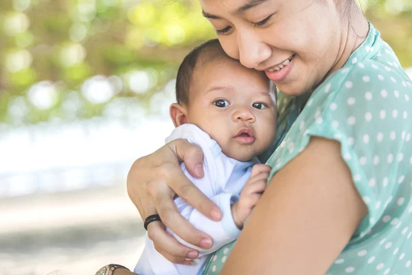 Vrouw met haar baby dochter — Stockfoto