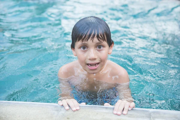 Um menino brincando na piscina, de perto — Fotografia de Stock