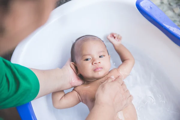 Banho bebê em uma banheira ao ar livre — Fotografia de Stock
