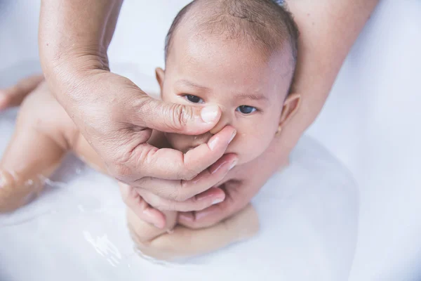 야외 욕조에 아기를 목욕 — 스톡 사진
