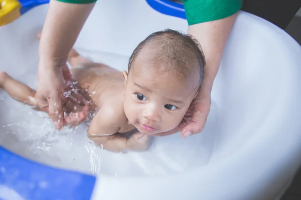 Bebê tendo um banho — Fotografia de Stock