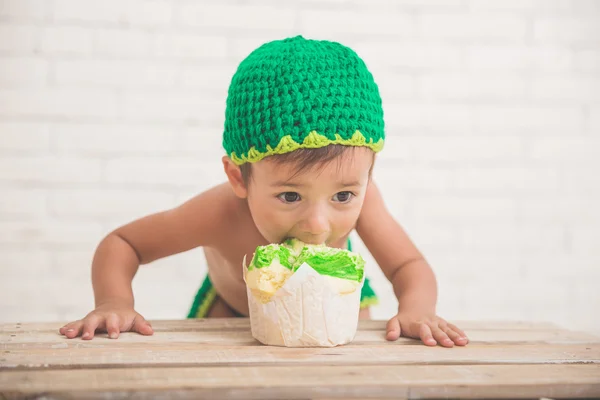 Caucasiano bonito menino comer um bolo — Fotografia de Stock