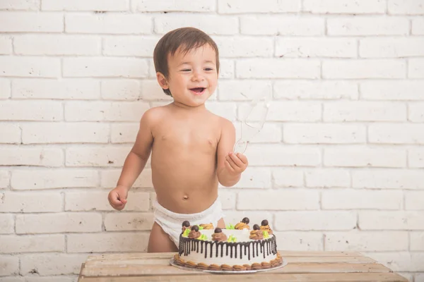 Bonito caucasiano menino jogar com seu aniversário bolo — Fotografia de Stock