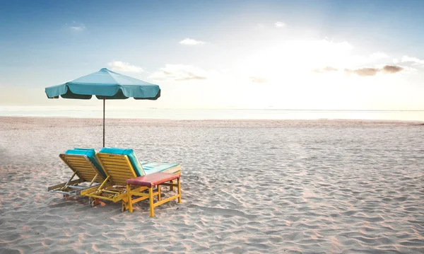 Um par de cadeira de praia com guarda-chuva em uma praia — Fotografia de Stock