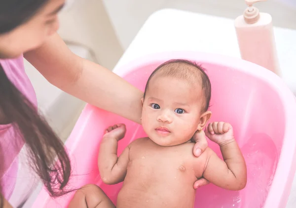 귀여운 아기 목욕 욕조에 — 스톡 사진