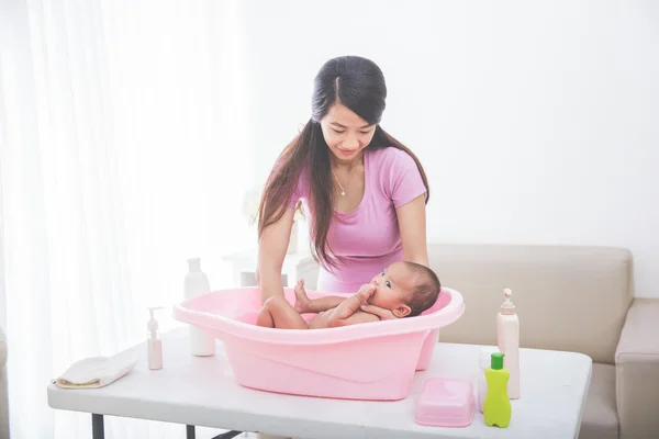 그의 어머니에 의해 여자 아기 목욕 되 고 — 스톡 사진
