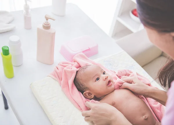 Söt baby flicka njuter efter bad — Stockfoto