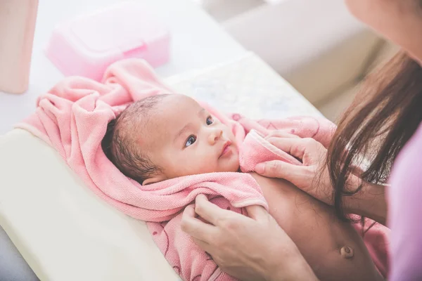 Söt baby flicka njuter efter bad — Stockfoto