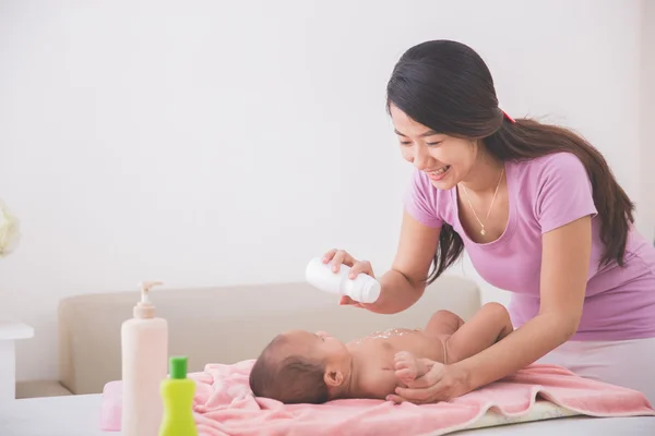 Mother applying powder to her baby after bath — Stock Photo, Image