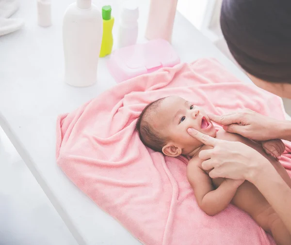 Gelukkig baby spelen met haar moeder na bahted — Stockfoto