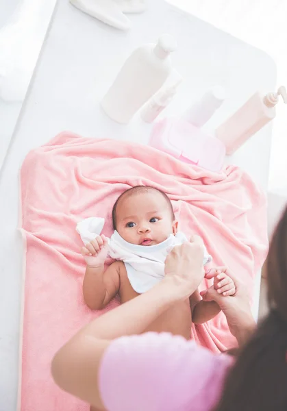 Moeder zetten wat kleren aan haar baby — Stockfoto